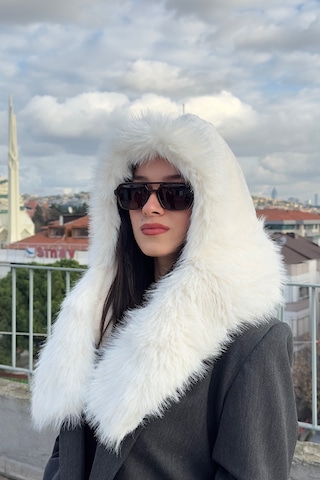 Mollycrush Peluş Boyun Bağlamalı Şapka Bere Suni Kürklü Beyaz Özel Tasarım Atkılı Kadın Şapkası Beyaz