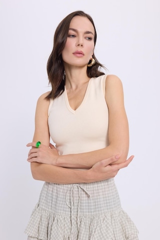 Tudors Kadın Slim Fit Dar Kesim V Yaka Sıfır Kol Pamuklu Ribanalı Bej Bluz-38840 Bej