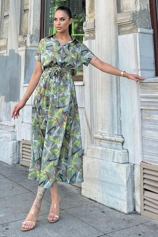 Kadın Yeşil Desenli, Yarım Kol Ve Yarım Patlı Gömlek Yaka, Beli Lastikli, Salaş Uzun Saten Elbise Yeşil