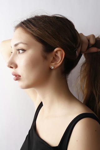 Altın Renk Lak Kaplama Çivili Beyaz Renk Zirkon Taşlı Model Küpe Altın