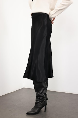 Siyah Saten Volanlı Etek 17000 Siyah