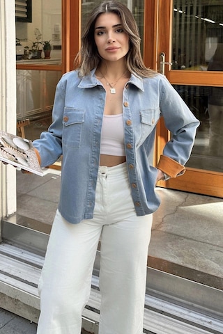 Kadın Mavi Arkası Çiçek Nakış İşlemeli, Kontrast Renk Katlamalı, Uzun Kol, Denim Kot Ceket Mavi