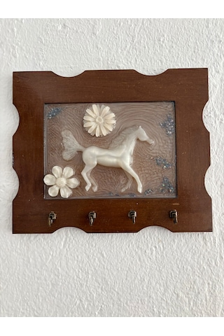 Pelince - İnci Beyazı At Figürlü - Epoksi Ahşap Anahtar Askılığı Tek Ürün - Ebat : 24 X 29 Cm Ahşap