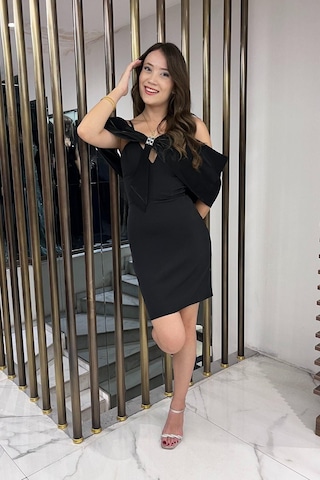 By Saygı Kadın İp Askılı Taş İşlemeli Astarlı Saten Fiyonk Detaylı Kısa Elbise-40482 Siyah
