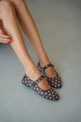Selin Shoes Celeste Puantiye Desen Düz Taban Ayarlanabilir Toka Detay Kadın Babet- Kahverengi