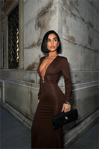 Neşeli Butik Kadın Derin Dekolteli Uzun Kollu Gold Toka Detaylı Maxi Boy Elbise Nbdf173 Kahverengi