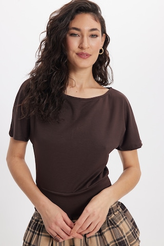 Tudors Kadın Slim Fit Dar Kesim Kısa Kollu Kayık Yaka Kahverengi Tişört-50565