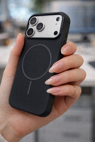Apple iPhone 17 Pro Max Uyumlu İçi Kadife Magsafe Wireless Şarz Özellikli Siyah Renkli Telefon Kılıfı Resimdeki