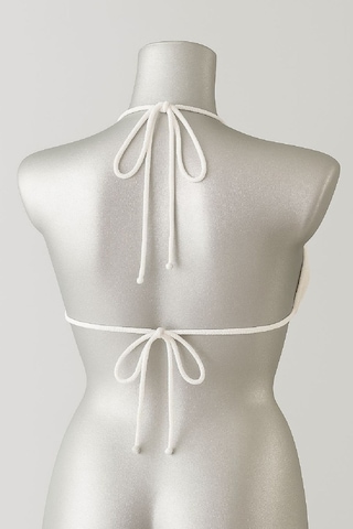 Modadua Kadın Beyaz Pedli Üçgen Bikini Üstü Halter Bağlamalı Aksesuarlı