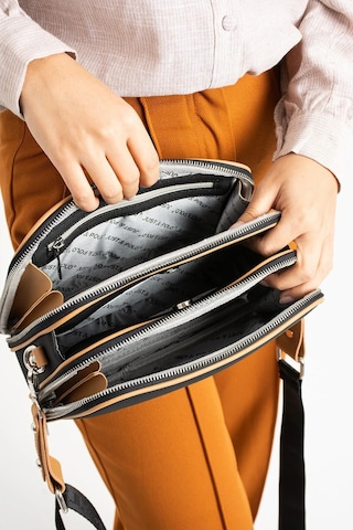 Just Polo Kadın Yeni Sezon Orta Boy Lakos Kumaş 5 Bölmeli Postacı Omuz Çantası Ebat 28 X 18 Cm Siyah Camel 46362407