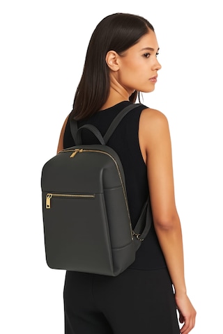 Sırt Çantası Kadın Deri Gold Detay Geniş Hacimli Altın Fermuarlı siyah
