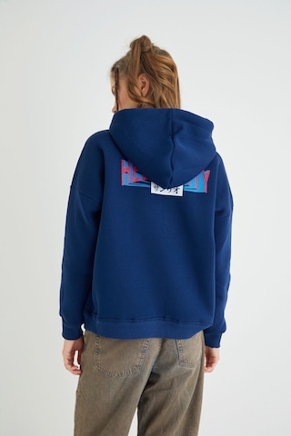 Hello Kitty Lisanslı Baskılı Kapüşonlu Lacivert Sweatshirt Renkli