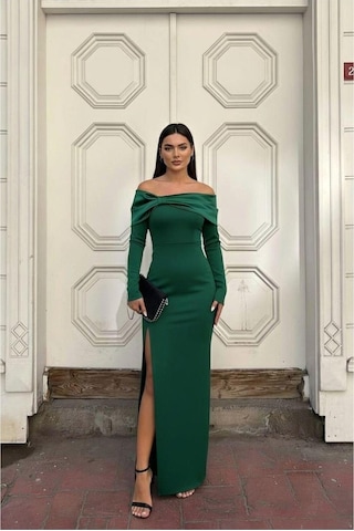 DefyModa Kadın Minimal Esnek Saten Kumaş Carmen Yaka Yırtmaçlı Abiye Elbise Zümrüt