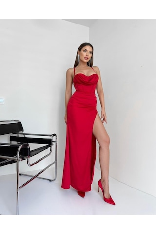 Fashion Cocktail Sırt Korseli Derin Sol Yırtmaçlı Degajeli Saten Askılı Uzun Abiye Elbisesi Kırmızı