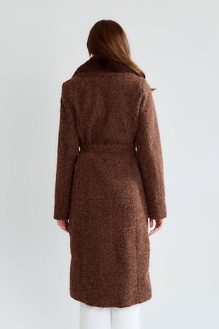 Kadın Kahverengi Bukle Kumaş Uzun Kaban Büyük Yakalı Kışlık Palto Teddy Kaban Kahve