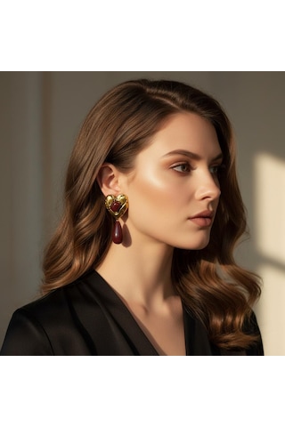Kadın Gold Renk Kalp Formlu Bordo Taşlı Sallantılı Küpe Çok Renkli