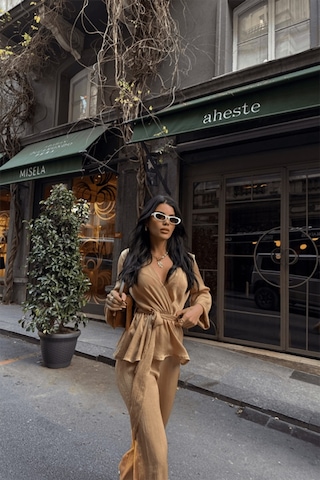 Fashion Cocktail Soft Yumuşak Saten Kumaşlı Büzgü Bağlama Lastikli Crop Ceket Pantolon Kemer 4 Lü Takım Sarı