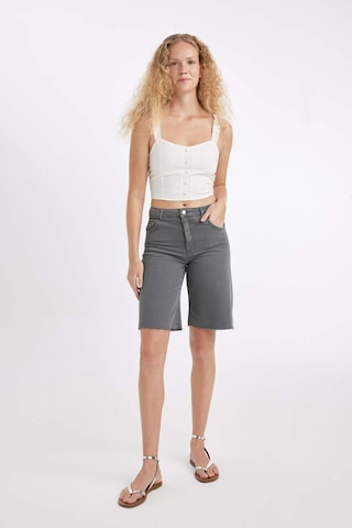 Defacto Normal Bel Kısa Paça Gabardin Bermuda Şort D0965AX24SMGR449 Gri