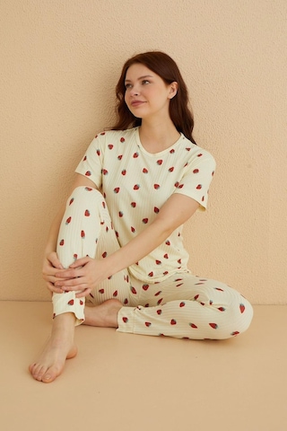 Dreamy İpeksi Kaşkorse Çilek Desenli Kısa Kollu Pijama Takımı Sarı