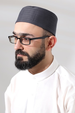 Gri Kapitone Elif Vav Nakışlı Kalıp Namaz Takkesi Gri