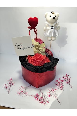 Seni Seviyorum Yazılı Ayıcıklı Kalp Kutu Gül Aranjmanı Sevgiliye Romantik Hediye Kırmızı Siyah