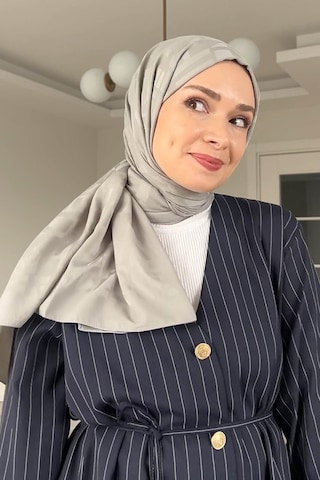 Carell Şüheda'nın Tercihi Yazı Desen Jakar İtalyan İpekli Şal Açık Gri Çok Renkli