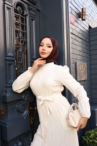 Kadın Kirli Beyaz Boydan Düğmeli Eteği Piliseli Kuşaklı Lara Keten Uzun Tesettür Elbise Kirli Beyaz