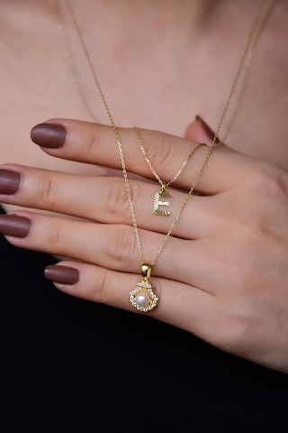 925 Ayar Gümüş Gold Kaplama Asansörlü Taşlı Inci Taşlı Istiridye Kristal Kesim E Harf Kolye UVPTS100187