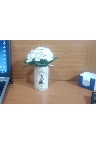 Vazoda Beyaz Yapay Çiçek Dekoratif Madam Desenli Vazo Dahil 7 x 7 x 16 CM