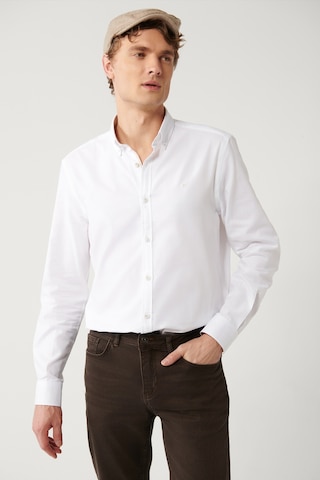 Avva Erkek Beyaz Gömlek Düğmeli Yaka Oxford %100 Pamuk Standart Fit Normal Kesim B002034 Beyaz