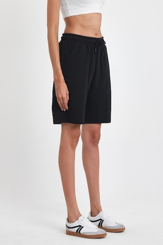 Kadın Rahat Kesim Beli Lastikli Mevsimlik Yumuşak Kumaş Cepli Siyah Uzun Bermuda Şort Mtlcb91 Siyah