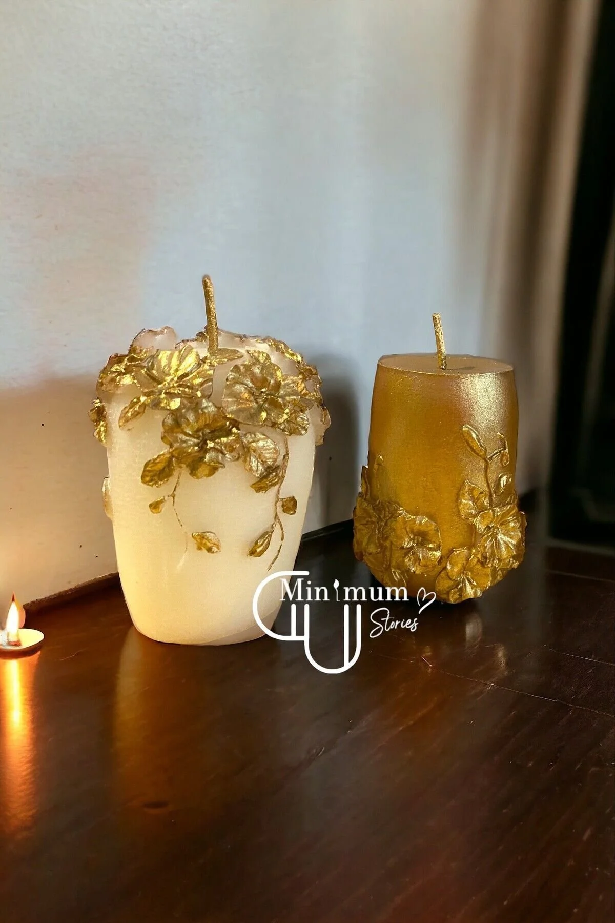 Golden Vanilya Kokulu Rattan Çiçekli Desenli Gold Baton 2'li Mum Seti Dekoratif Hediye Altın - Beyaz