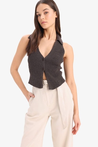 DeFacto Coool Slim Fit Dar Kesim Düğmeli Triko Yelek D3584AX25SPBN477 Kahve