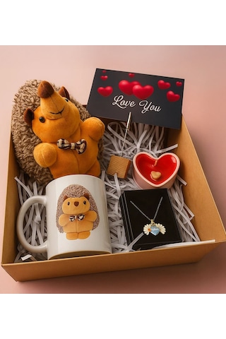 Bk Gift Kişiye Özel Kirpi Ayıcık & Kupa & Mum & Papatya Kolye & Ahşap Not Tutacağı Hediye Seti, Arkadaşa Hediye