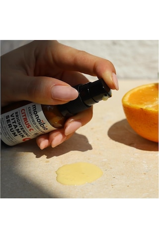 Cıtrus C Cosmos Organik Sertifikalı Vitamini C Serumu Yaşlanma Karşıtı Aydınlatıcı Gündüz Gece Kullanıma Uygun C Vitamini Yüz Serumu Süt Formunda Vegan Sertifikalı 30 Ml