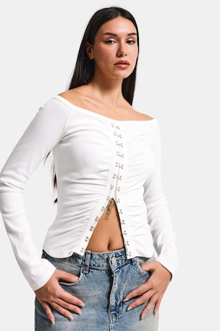 it's basic Kadın Beyaz W5 Agraf Detaylı Omzu Açık Özel Tasarım Crop Top