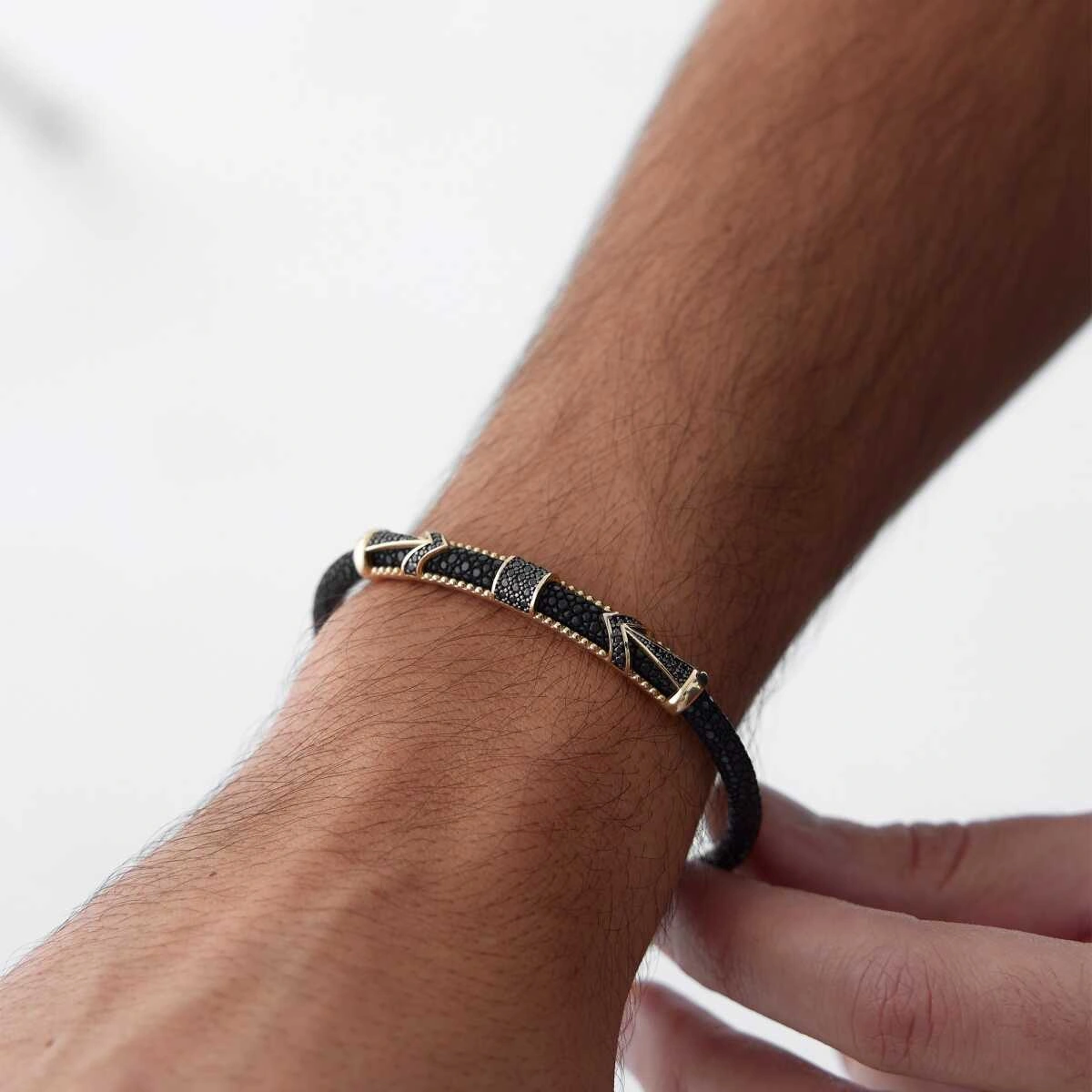 Ok Model Taşlı Erkek Bileklik 12926580