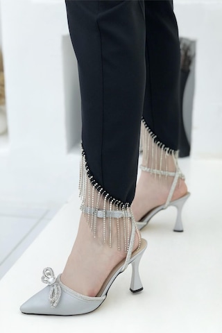 Feles Arkası Açık Bilekten Bağlamalı Saten Taşlı Stiletto GÜMÜŞ