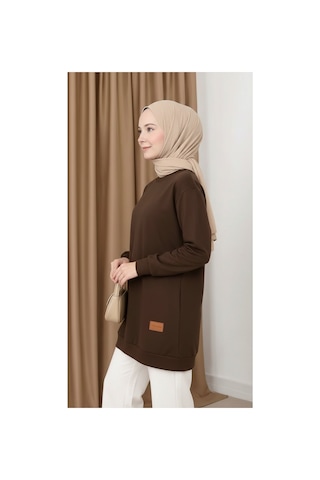 Unika Boutique Kadın Bisiklet Yaka Tesettür Yırtmaçlı Armalı Tunik Sweat Sweatshirt Kahverengi