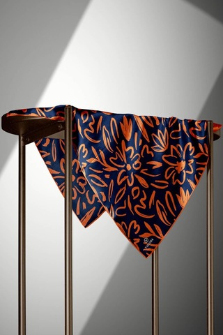 Vissona %100 Twill İpek Büyük Çiçek Desenli Lacivert - Turuncu Renkli 90x90 Eşarp Dikim Şekli : El Dikişi Çok Renkli