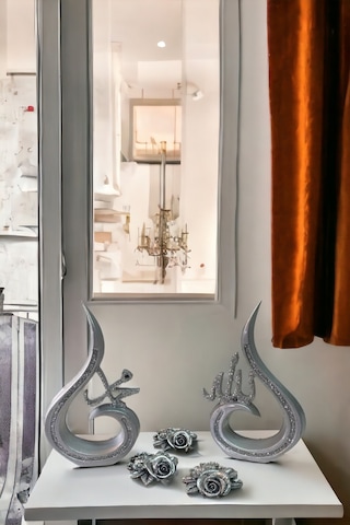 Allah C.c. Hz. Muhammed S.a.v Lafzı Ve Dekoratif Polyester Çiçekler Masa Süsü Biblo - Gümüş