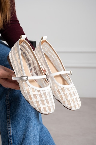 Dabab Shoes Rıvena Kadın Beyaz Tül Üzeri Nakış Detaylı Kare Burun Üstten Bantlı Düz Taban Mary Jane Babet