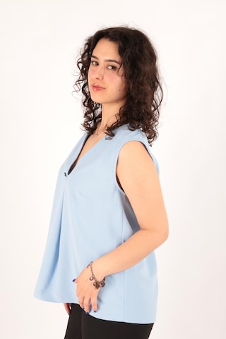 Ayhan 81954 Kadın Broş Detaylı V Yaka Kolsuz Bluz Buz Mavi