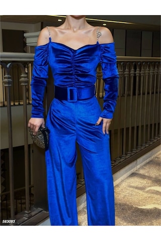 Leyla Sanat Sanata Yeni Bir Bakış Açısı Kadın Modanna Yaka Zincir Askı Detay Kemer Dahil Kadife Kumaş Tulum Mavi