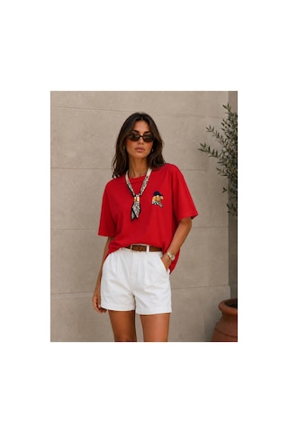 Bisou Nakışlı Kendinden Fular Detaylı Gold Aksesuarlı Premium Regular Fit Kısa Kollu Bluz- Tshirt Kırmızı
