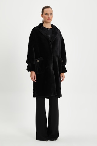 Kadın Oversize Kürk Kaban - Yumuşak Dokulu, Şık Ve Modern Tasarım - Günlük Ve Özel Kullanım İçin İdeal Siyah