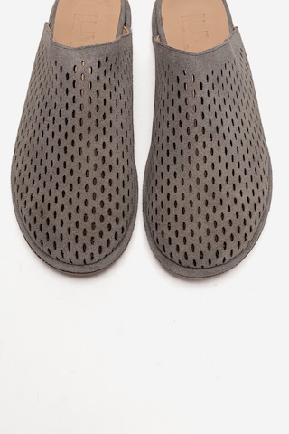Luvishoes Melara Gri Süet Hakiki Deri Delikli Önü Kapalı Kadın Terlik