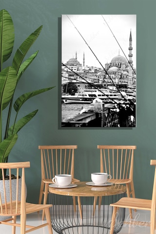 İstanbul'un Tarihi Silüetini Gösteren Siyah-beyaz Bir Şehir Manzarası Dikey Kanvas Tablo Tekli 3790