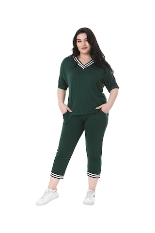 Melsay Butik Zümrüt Yeşil V Yaka Şerit Detaylı Kısa Kollu Beli Lastikli Kapri Takım Yeşil