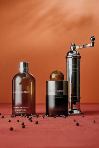 Molton Brown Re-charge Black Pepper Imza Mum, Sürdürülebilir & Lüks Çok Renkli